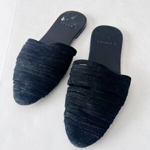 By James SLOAN SUEDE SLIDES Close toe flats size 7 mules